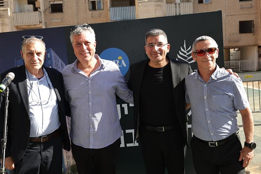 מימין לשמאל: עו״ד יאיר רמאן - בא כח הדיירים, בעלים ומנכ״ל אאורה מחדשים את ישראל יעקב אטרקצ׳י, ישראל גל - ראש העיר קריית אונו, מנדי רוזנפלד אדריכל הפרויקט. צילום: רפי דלויה